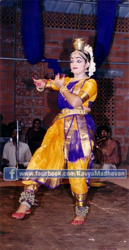 Kavya Madhavan kasama ang kanyang Guru Kuttamathu Janardhanan Maash