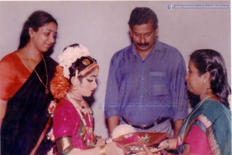 Kavya Madhavan במהלך אחת ההופעות שלה בבית הספר