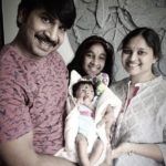 Srinivas Reddy con su esposa Swathi Reddy e hijas
