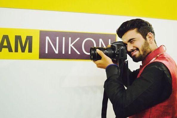 Ахил Сартак во время фотосессии Nikon