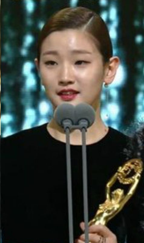 Si Park So-dam na nagbibigay ng talumpati sa pagtanggap sa Blue Dragon Film Awards