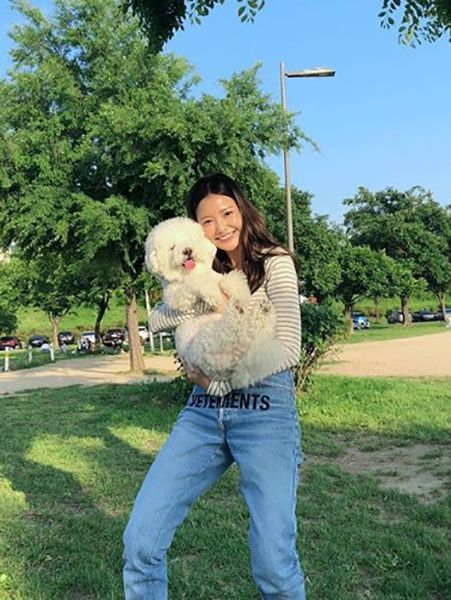 Ha Yeon-soo s svojim psom