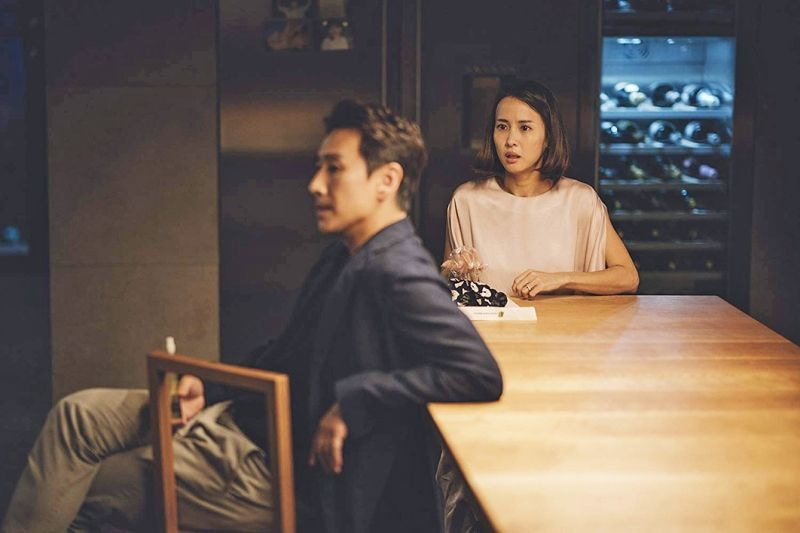 Cho Yeo-jeong w scenie z pasożyta (2019)