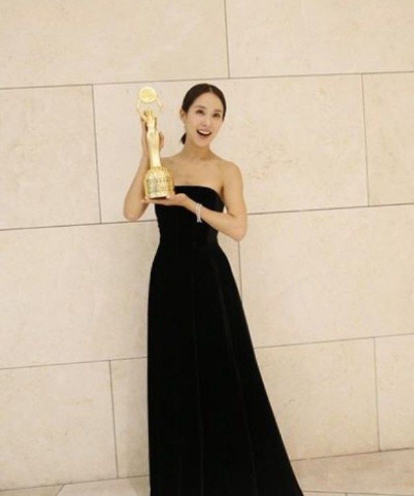Cho Yeo-jeong с нейната филмова награда Blue Dragon