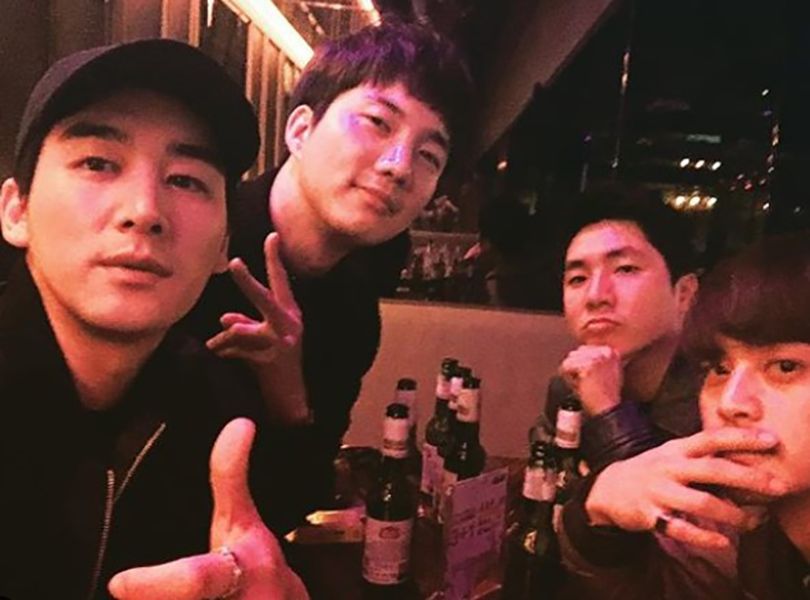Oh Chang-seok koji pije Soju (alkoholno piće) sa svojim prijateljima