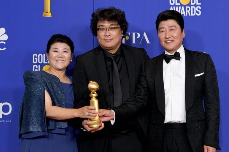 Song Kang-ho, Lee Jeong-eun i Bong Joon-ho z nagrodą Trophy Golden Globe