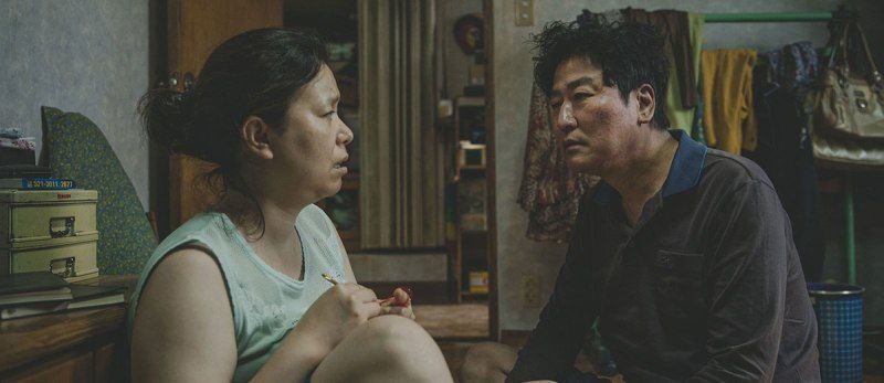 परसिटे (2019) के एक दृश्य में सोंग कांग-हो