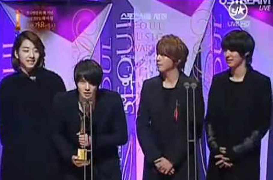 CNBLUE изнася реч за приемане на музикални награди в Сеул