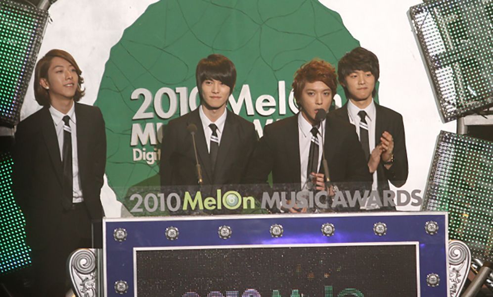 CNBLUE održavajući govor o prihvaćanju na dodjeli glazbe Melon Music Awards