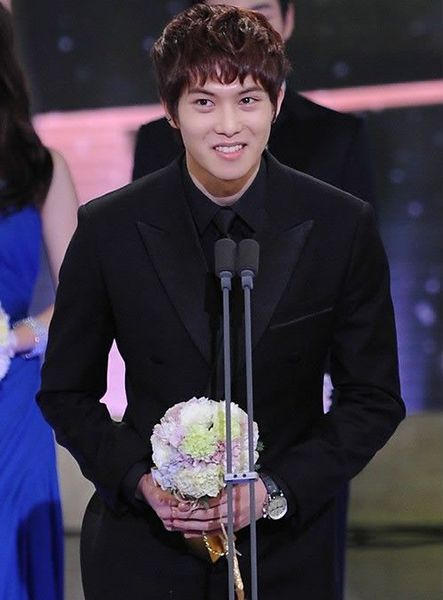 Lee Jong-hyun održavajući govor o prihvaćanju na dodjeli dramskih nagrada SBS