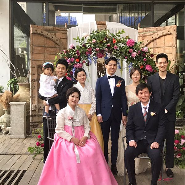 Lee Jong-hyun mit seiner Familie bei seiner Schwester