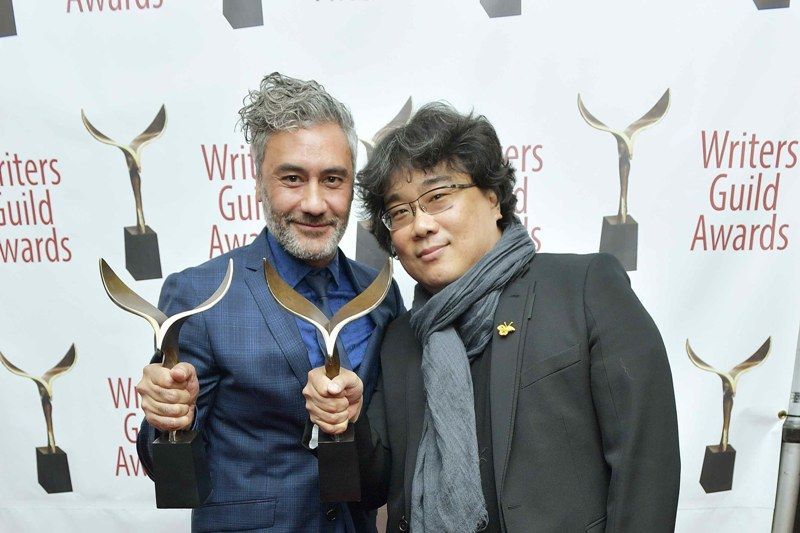 Bong Joon-ho sa svojim nagradama Udruženja pisaca Amerike