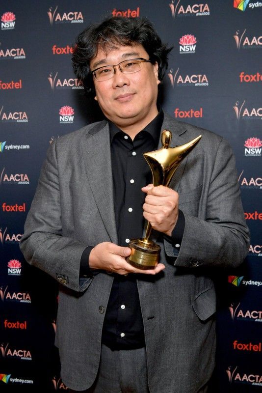बोंग जून-हो ने अपने ऑस्ट्रेलियाई अकादमी ऑफ़ सिनेमा एंड टेलीविज़न आर्ट्स (AACTA) पुरस्कार के साथ