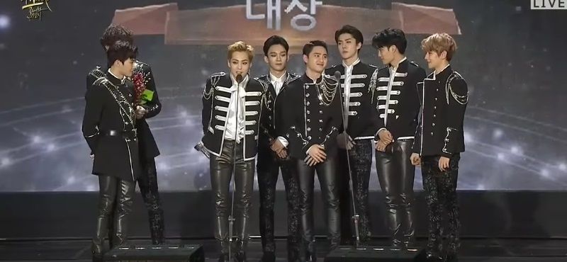 Exo dodjeljuje govor o prihvaćanju nagrada na dodjeli nagrada Golden Disc