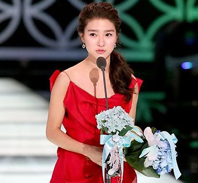 Ким Со-ън, произнасяйки своята реч за приемане на наградата на KBS Drama Awards