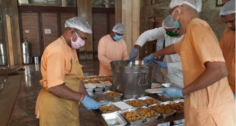 يقوم Gauranga Dasa بإعداد الطعام مع فريقه