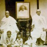 CAC Bhaktivedanta Swami Prabhupada perekond, vasakult Swami Prabhupada (istub), tema isa Gaur Mohan De (keskel), tema venna Krishna Charani (istub), poja Prayag Raj (istub vasakul vasakul), teise poja (keskel istuv) portree , Tema tütar Sulakshman (istub ees paremal)