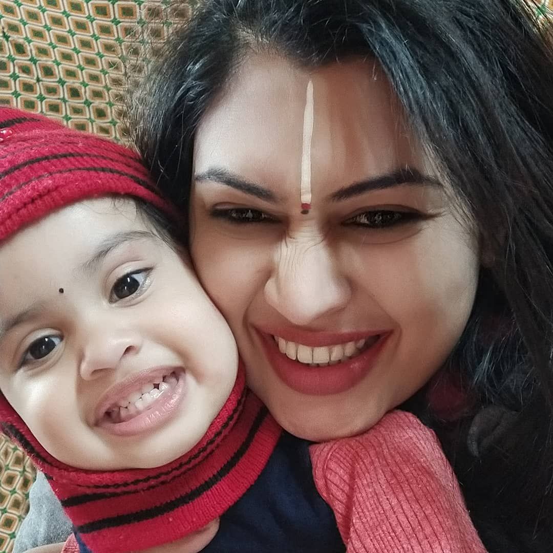 Prachi Devi tyttärensä kanssa