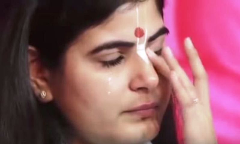 देवी चित्रलेखा अपने प्रवाचन के दौरान रोती हुई