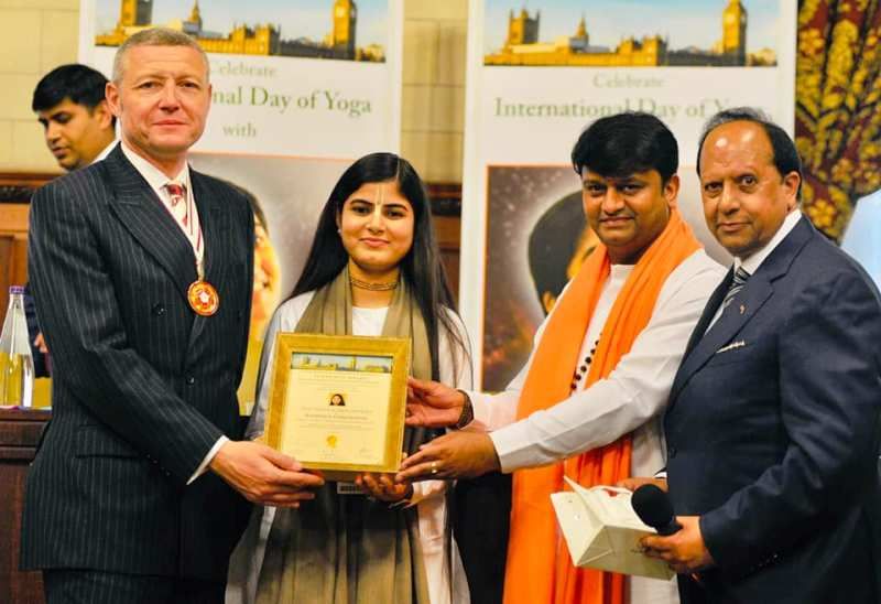 Devi Chitralekha erhält eine Auszeichnung