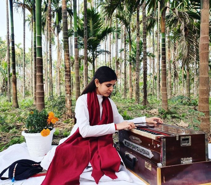 Devi Chitralekha spielt Harmonium