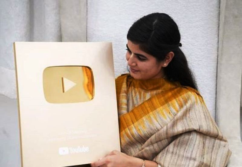 Devi Chitralekha mit ihrem YouTube Golden Play Button
