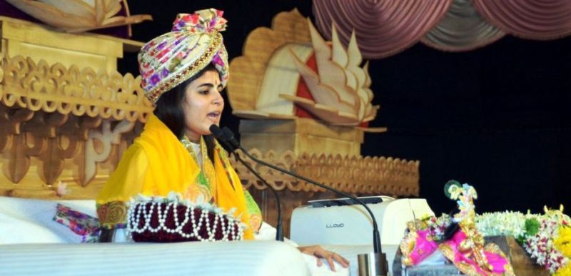 Devi Chitralekha rezitiert Bhagwat Katha