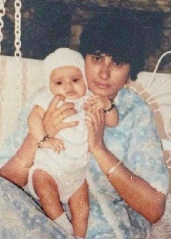 Das Kind Sania Mirza in ihrer Mutter