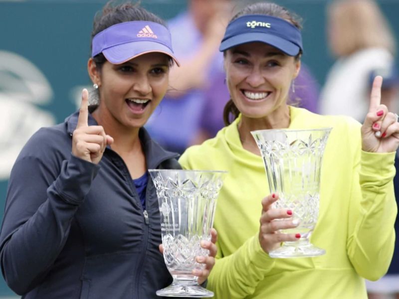Sania Mirza švenčia savo Nr. 1 WTA reitingą su Martina Hingis