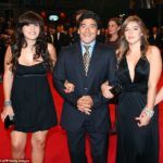 Diego Maradona avec ses deux filles (Giannina à gauche et Dalman à droite)