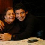 डिएगो माराडोना अपनी मां के साथ