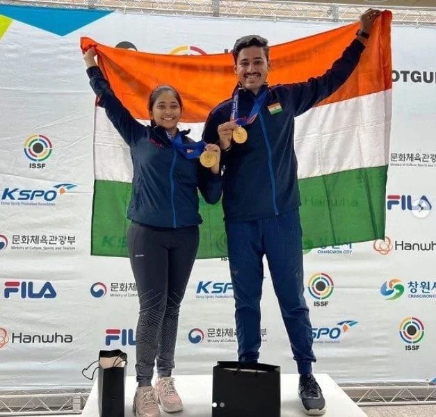   Shahu et Mehuli après avoir remporté une médaille d'or à la Coupe du monde de tir ISSF 2022