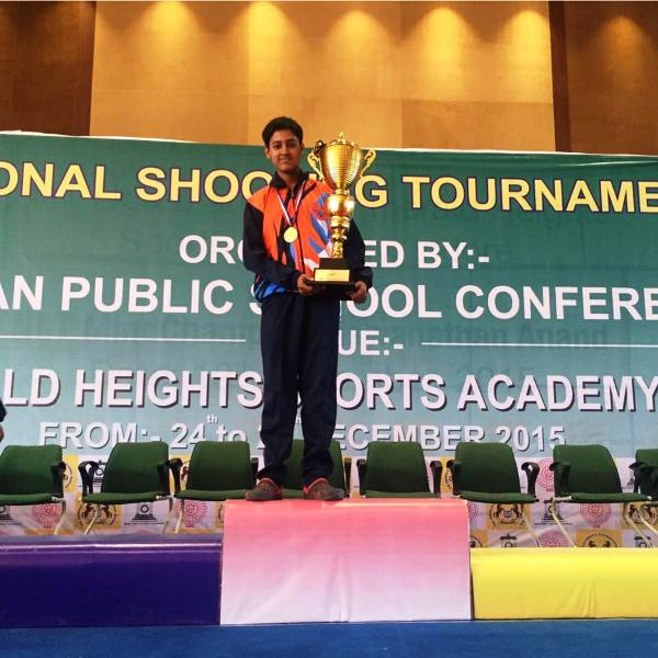   Shahu Mane tenant un trophée après avoir remporté le tournoi de tir de zone