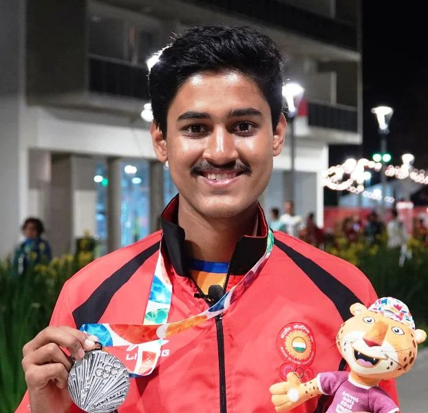   Shahu Tushar Mane après avoir remporté une médaille d'argent aux Jeux Olympiques de la Jeunesse à Buenos Aires