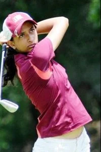   Anisha Padukone jogando golfe