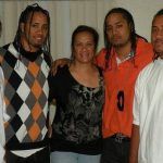 Jey et Jimmy Uso avec leur mère Talisua Fuavai Fatu et ses frères