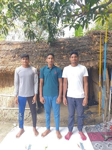   Rohit Yadav z braćmi