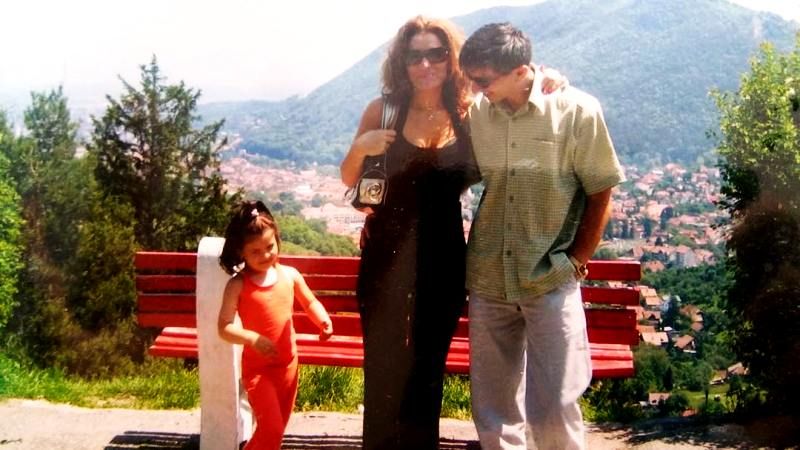 Bianca Andreescu (Extreme Left) в детството си с родителите си
