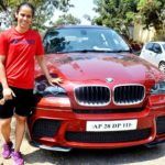 Saina Nehwal poserer med sin BMW-bil