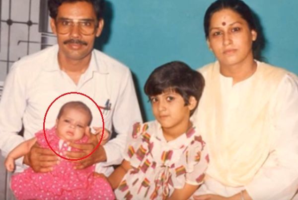Сайна Невал (детство) с родителите си и сестра си Абу Чандраншу Невал