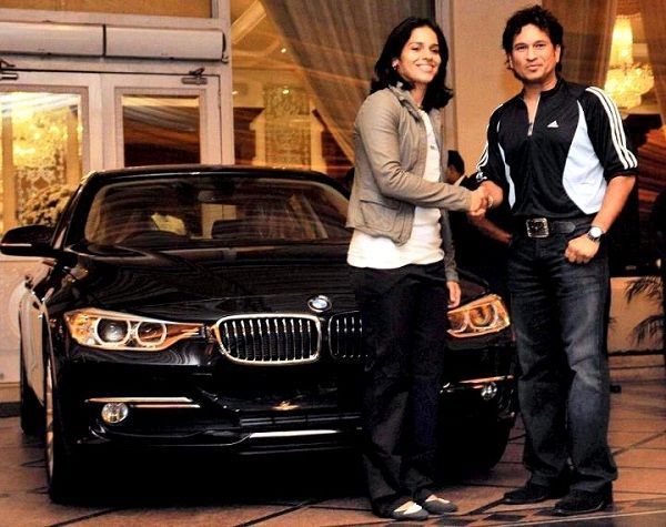 Sachin Tendulkar menghadiahkan BMW kepada Saina Nehwal