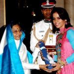 Saina Nehwal menerima Penghargaan Padma Shri