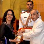 Saina Nehwal menerima Penghargaan Padma Bhushan