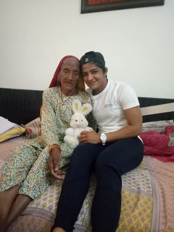 그녀의 할머니와 Sangeeta Phogat