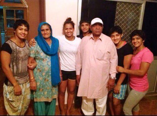 Махавир Сингх Фогат със семейството си
