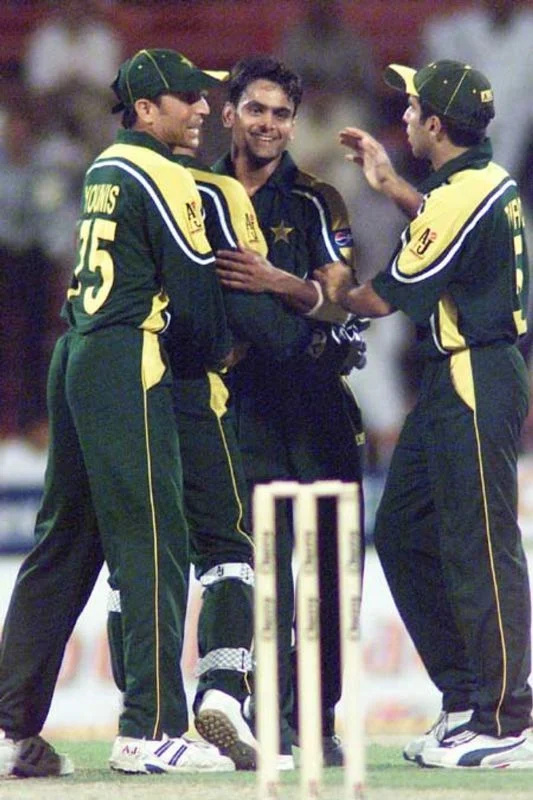   Younis Khan i Taufiq Umar čestitali su Mohammadu Hafeezu nakon što je osvojio wicket 3. travnja 2003.