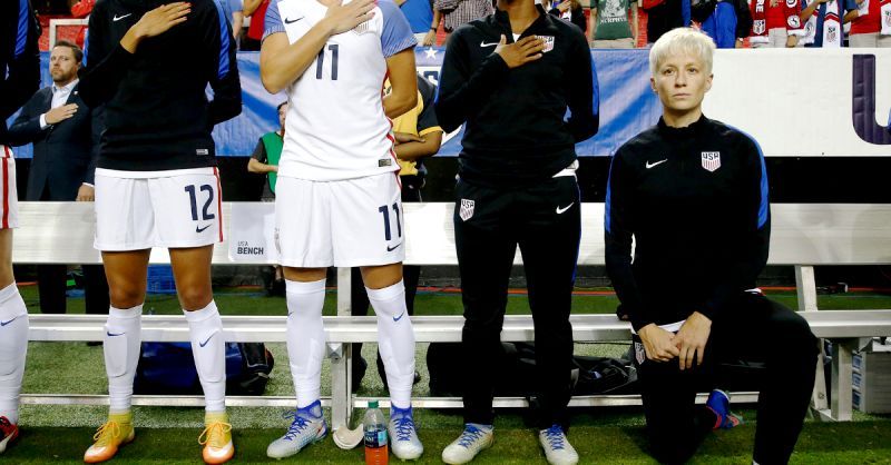 Меган Рапиное на колене по време на Националния химн