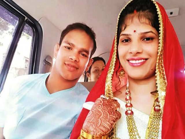 Narsingh Yadav met zijn vrouw