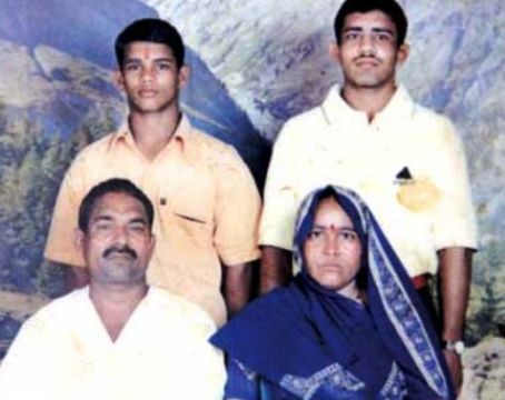 Narsingh Yadav (superior esquerdo) com seus pais e irmão