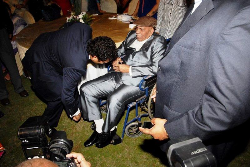Ramakant Achrekar istub ratastoolis